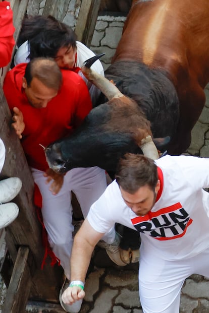 Varios corredores son embestidos por uno de los toros de la ganadería Cebada Gago.