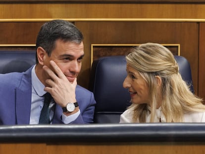 El presidente del Gobierno, Pedro Sánchez, y la vicepresidenta segunda y ministra de Trabajo y Economía Social, Yolanda Díaz, durante una sesión de control al Gobierno, en el Congreso de los Diputados, el pasado 22 de febrero.