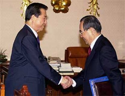 El enviado especial norcoreano Lim Dong-Won con el presidente surcoreano Kim Dae-Jung.