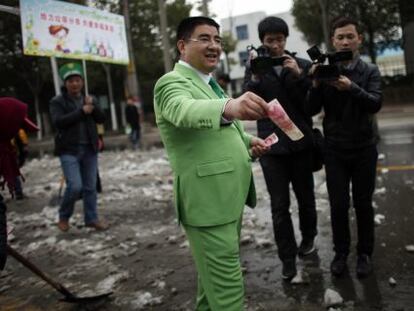  El millonario Chen Guangbiao repartiendo dinero.