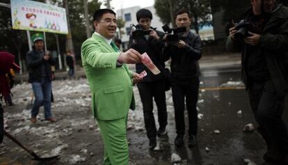  El millonario Chen Guangbiao repartiendo dinero.