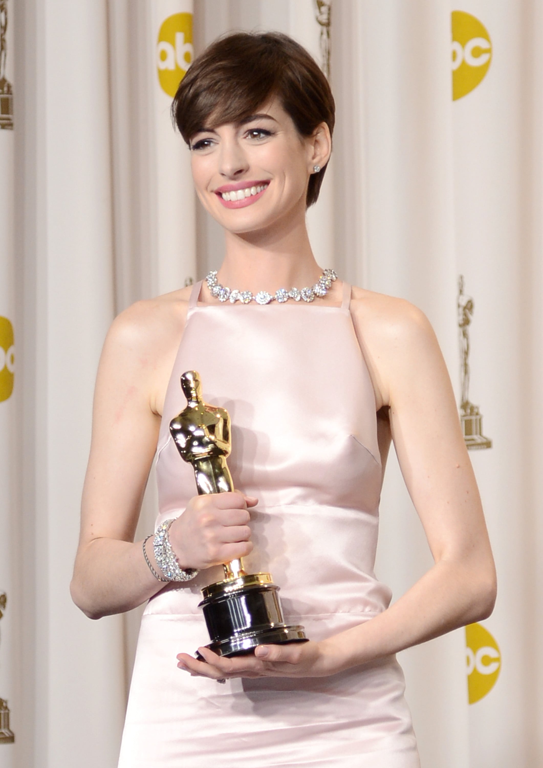 Anne Hathaway muestra su Oscar a mejor actriz de reparto por 'Los miserables' en 2013.