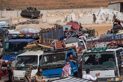 Refugiados sirios se identifican ante las fuerzas de seguridad libanesas  durante un retorno organizado este verano desde la localidad de Arsal y fronteriza con Siria 