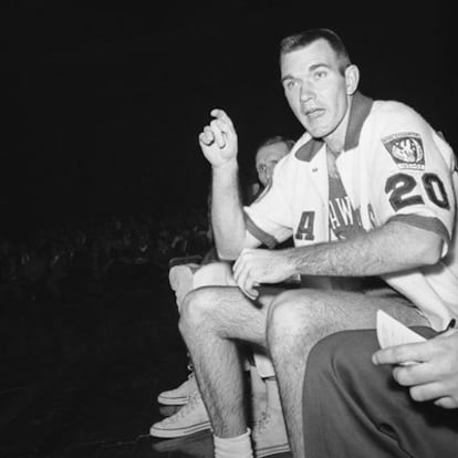 Ed Macauley, con los Saint Louis Hawks en 1958 en Nueva York.