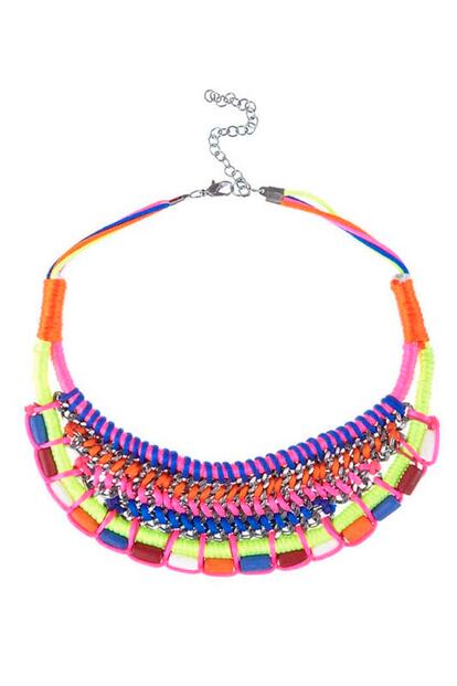 Collar con cadena de hilo en color flúor, de Blanco (6,99 euros).