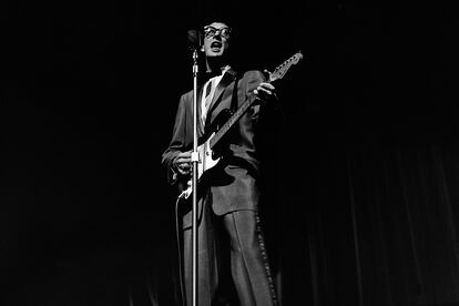 Buddy Holly (22)

Pionero del rock&roll e influencia directísima de artistas como John Lennon, Paul McCartney y Bob Dylan, no es de extrañar que la fecha de su fallecimiento, el 3 de febrero de 1959, sea recordada como “el día que murió la música”. La avioneta en la que viajaba junto a otros artistas Ritchie Valens (el de La bamba) y J.P. Richardson se estrelló en un campo de maíz de Iowa.