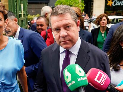 El presidente de Castilla-La Mancha, Emiliano García-Page, con la presidenta de Navarra, María Chivite.