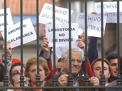 Un grupo de manifestantes durante el abucheo a la ministra de Cultura, Carmen Calvo, en Valladolid en protesta por la decisión del Gobierno de devolver a Cataluña los papeles incautados y depositados en el Archivo de Salamanca.