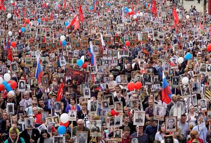 Marcha del Regimiento Inmortal en el Día de la Victoria, que conmemora el aniversario de la victoria sobre la Alemania nazi en la Segunda Guerra Mundial, en el centro de Moscú (Rusia), el 9 de mayo de 2019.