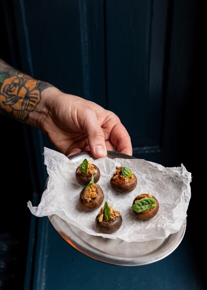`Bolets farcits amb pesto’ son boletus rellenos de salsa de albahaca.