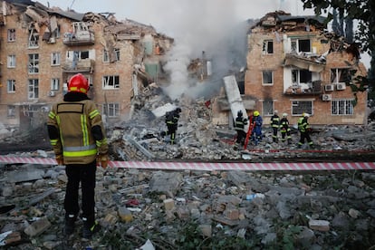 Personal de rescate trabaja en un edificio de apartamentos alcanzado por misiles rusos este jueves en Kiev.