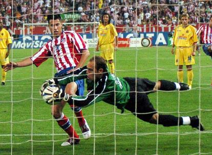 En la imagen, el jugador del Atlético de Madrid Jorge intenta rematar un penalti parado por Reina en la final de la segunda Copa Intertoto que ganó con el Villarreal en el estadio Vicente Calderón, en 2004.