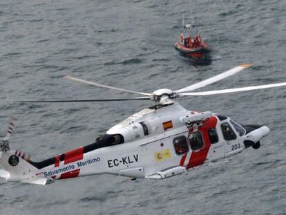 Un helic&oacute;ptero de Salvamento Mar&iacute;timo auxilia a los tripulantes de un pesquero al incendiarse frente a Barcelona.