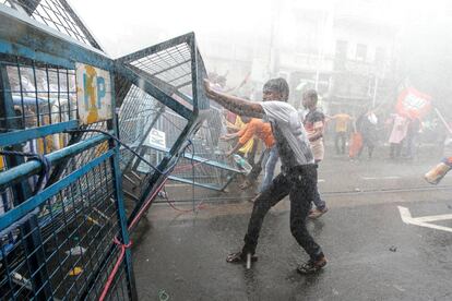 Los partidarios del Partido Bharatiya Janata (BJP) de la India rompen las barricadas mientras la policía usa cañones de agua para dispersarlos durante una protesta contra lo que llaman violencia contra los trabajadores de su partido en el estado de Bengala Occidental, en Calcuta (India).