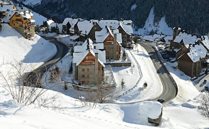 Urbanización de viviendas en Baqueira Beret, en el Pirineo catalán.  