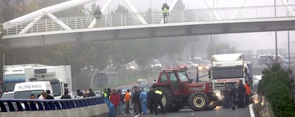 Un grupo de agricultores corta con sus vehículos una autovía dentro de las dos jornadas de movilización convocadas por el sector para denunciar la crisis del campo.