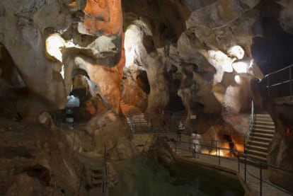 Interior de la Cueva del Tesoro, en el Rincón de la Victoria (Málaga).