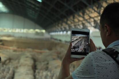 Los guerreros de terracota de Xi'an son un ejército de algo más de 8.000 estatuas, de tamaño natural, que custodian el complejo funerario del primer emperador chino, Qin Shi Huang, a pocos kilómetros de la ciudad china.