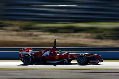 El brasileño Felipe Massa prueba su nuevo monoplaza de Ferrari durante la tercera jornada de entrenamientos de pretemporada para los equipos del Mundial de Fórmula Uno en el Circuito de Jerez de la Frontera.