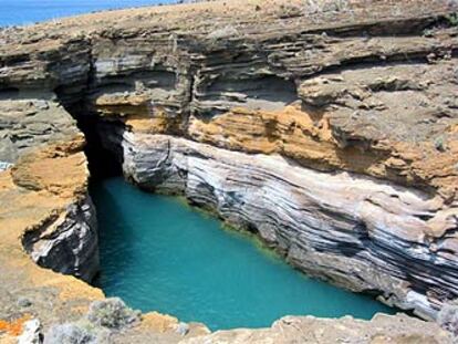 Formación geológica con entrada de agua de mar en el islote Alegranza.