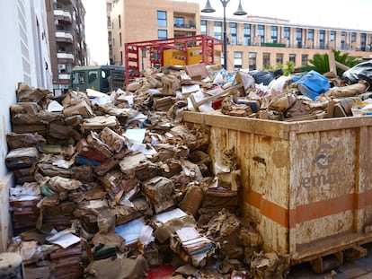 Monta?a de documentos del archivo municipal de Catarroja (Valencia) tirados a la basura tras la dana.