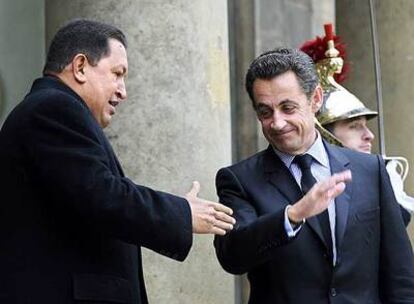 El presidente venezolano Hugo Chávez saluda a su homólogo francés, Nicolas Sarkozy, en el Elíseo.