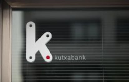 Logotipo de Kutxabank en una sucursal de la entidad.