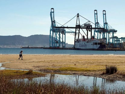 Playa de la Bahía de Algeciras con Gibraltar al fondo.