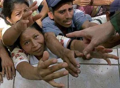 Campesinos guatemaltecos castigados por una sequía piden comida en un centro de distribución. El 41% de los latinoamericanos es pobre.