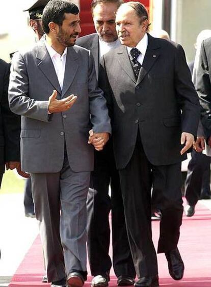 Abdelaziz Buteflika (derecha) recibe a Mahmud Ahmadineyad en Argel.