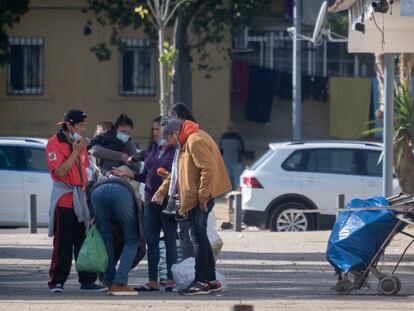 Varias personas sin techo en una plaza del Polígono Sur de Sevilla, esta semana.