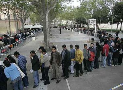 Colas de inmigrantes en Barcelona durante el proceso de regularización de 2005.