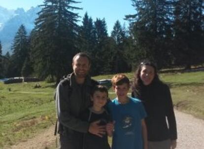 Víctor Cavaller junto a su mujer e hijos.