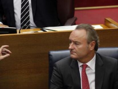 Jorge Bellver, en el escaño de portavoz del grupo parlamentario del PP, detrás de Alberto Fabra.