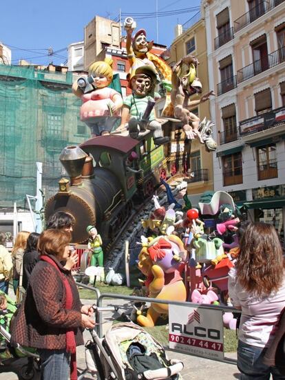 La falla de la plaza de la Mercé recorre Valencia en tren. La ciudad de los grandes eventos, deportivos o culturales, y la ciudad olvidada, la de los barrios degradados.