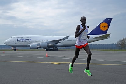 Philemon Kacheran, en el maratón del aeropuerto de Twente, en 2021.
