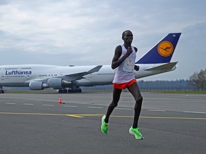 Philemon Kacheran, en el maratón del aeropuerto de Twente, en 2021.