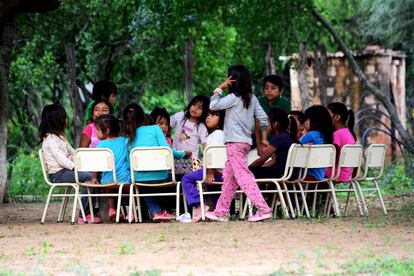 Varios niños participan en Santa Rosa en un taller organizado por el Ministerio de Primera Infancia de Salta. “Cambiar [la vida de los] adultos es muy complicado, por eso es muy importante trabajar con los niños desde pequeños, para que puedan tener un futuro distinto”, asegura Carlos Abeleira, el ministro.