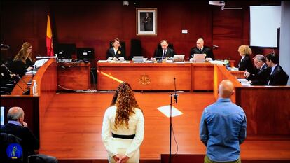 Los dos acusados, vistos desde una pantalla de la sala de prensa durante una audiencia oral del juicio por el robo de las botellas del restaurante Atrio, en Cáceres.