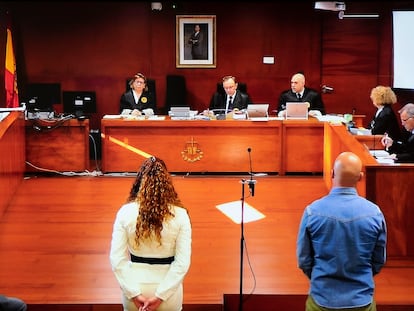 Los dos acusados, vistos desde una pantalla de la sala de prensa durante una audiencia oral del juicio por el robo de las botellas del restaurante Atrio, en Cáceres.