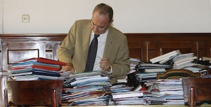 El alcalde de M&aacute;laga, Francisco de la Torre, revisa documentaci&oacute;n del Ayuntamiento.