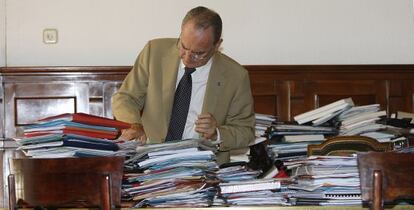El alcalde de Málaga, Francisco de la Torre, revisa documentación del Ayuntamiento.