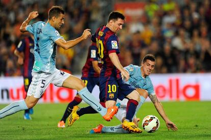 Messi, rodeado de jugadores del Eibar en un lance del encuentro.