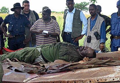El cadáver de Jonas Savimbi es observado por periodistas y curiosos en Moxico, al este de Angola.