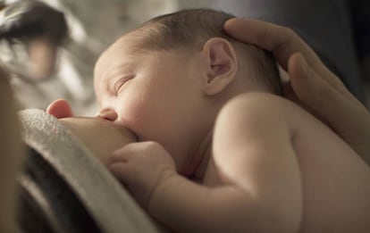 Un ni&ntilde;o mama de la teta de su madre. 