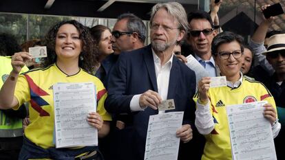 De izq. a dcha. Ángelica Lozano, Antanas Mockus y Claudia López, tres de los promotores de la consulta anticorrupción votan en Bogotá.