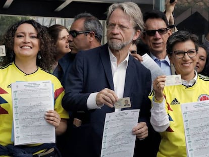 De izq. a dcha. Ángelica Lozano, Antanas Mockus y Claudia López, tres de los promotores de la consulta anticorrupción votan en Bogotá.