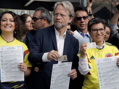 De izq. a dcha. Ángelica Lozano, Antanas Mockus y Claudia López, tres de los promotores de la consulta anticorrupción votan en Bogotá.