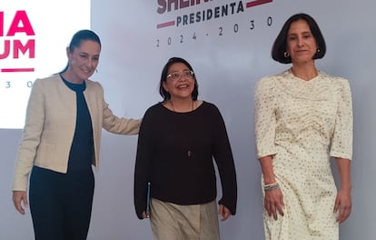 Claudia Sheinbaum camina junto a Emilia Esther Calleja y Luz Elena González, próximas integrantes de su gabinete, este lunes en Ciudad de México.