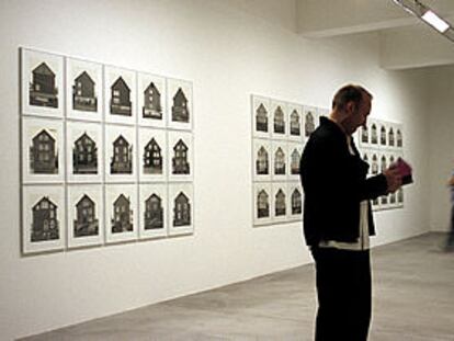 Fotografías de los artistas alemanes Bern & Hilla Becher, expuestas en la Documenta de Kassel.